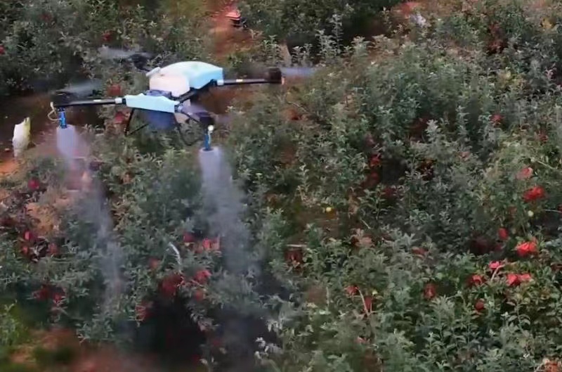La protección de plantas con drones agrícolas de EAVISION hace que la fumigación de árboles frutales sea más eficiente
